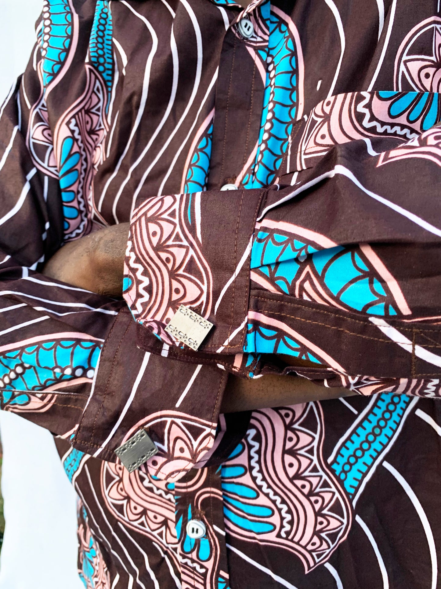 Chemise à manches longues Ankara chocolat, rose et bleu avec poignets français