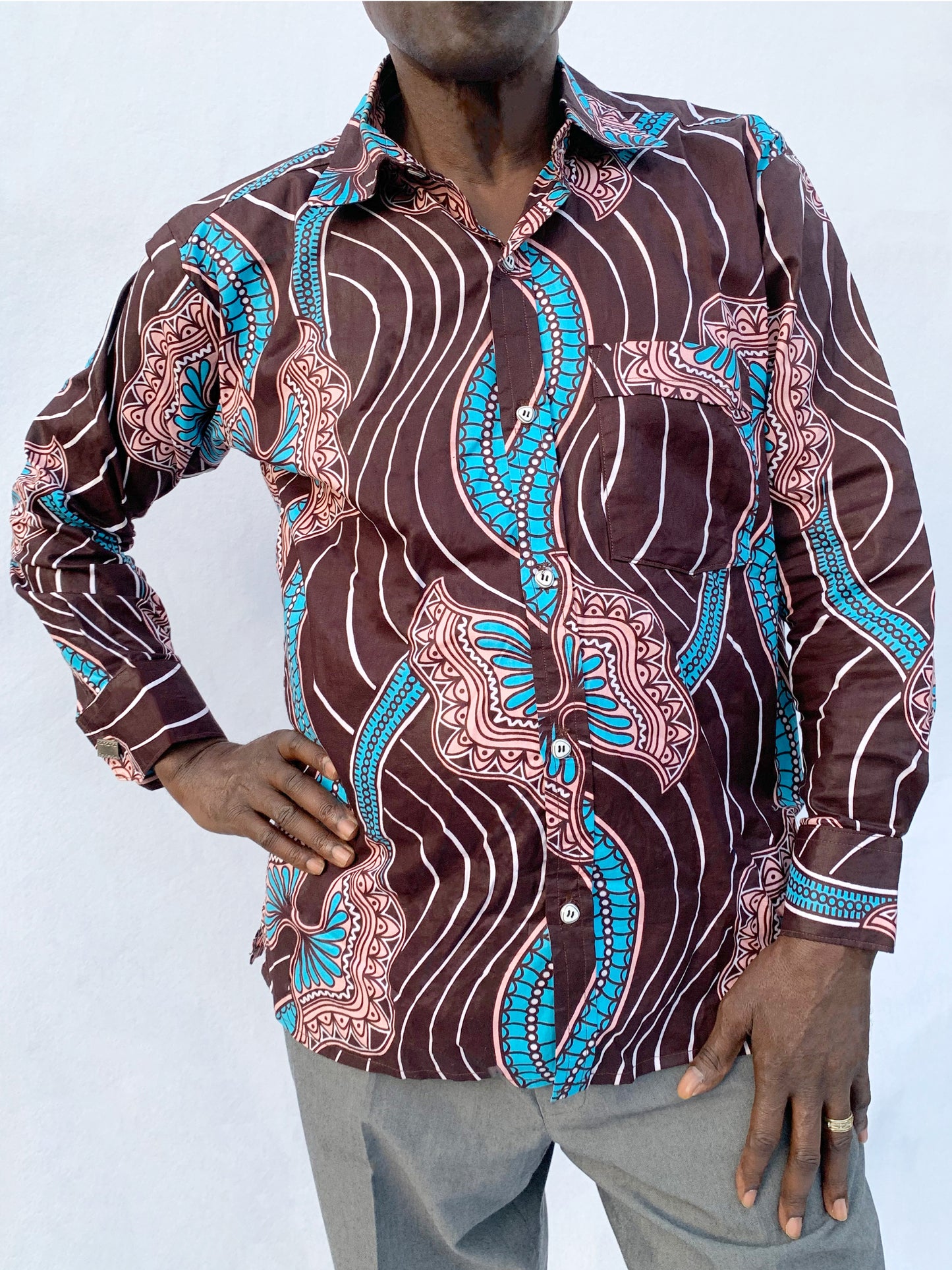 Chemise à manches longues Ankara chocolat, rose et bleu avec poignets français