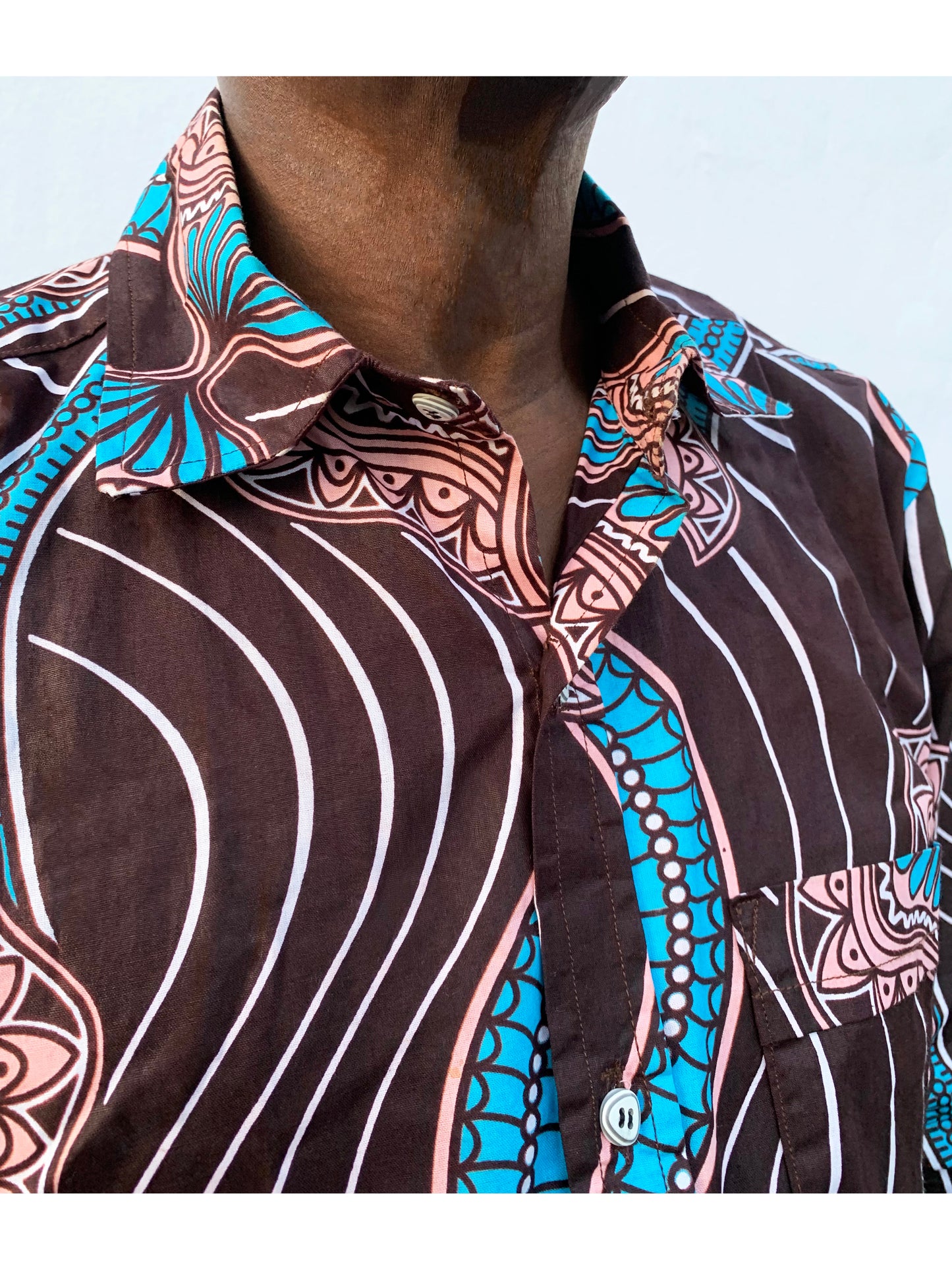 Chemise à manches longues Ankara chocolat, rose et bleu avec poignets français