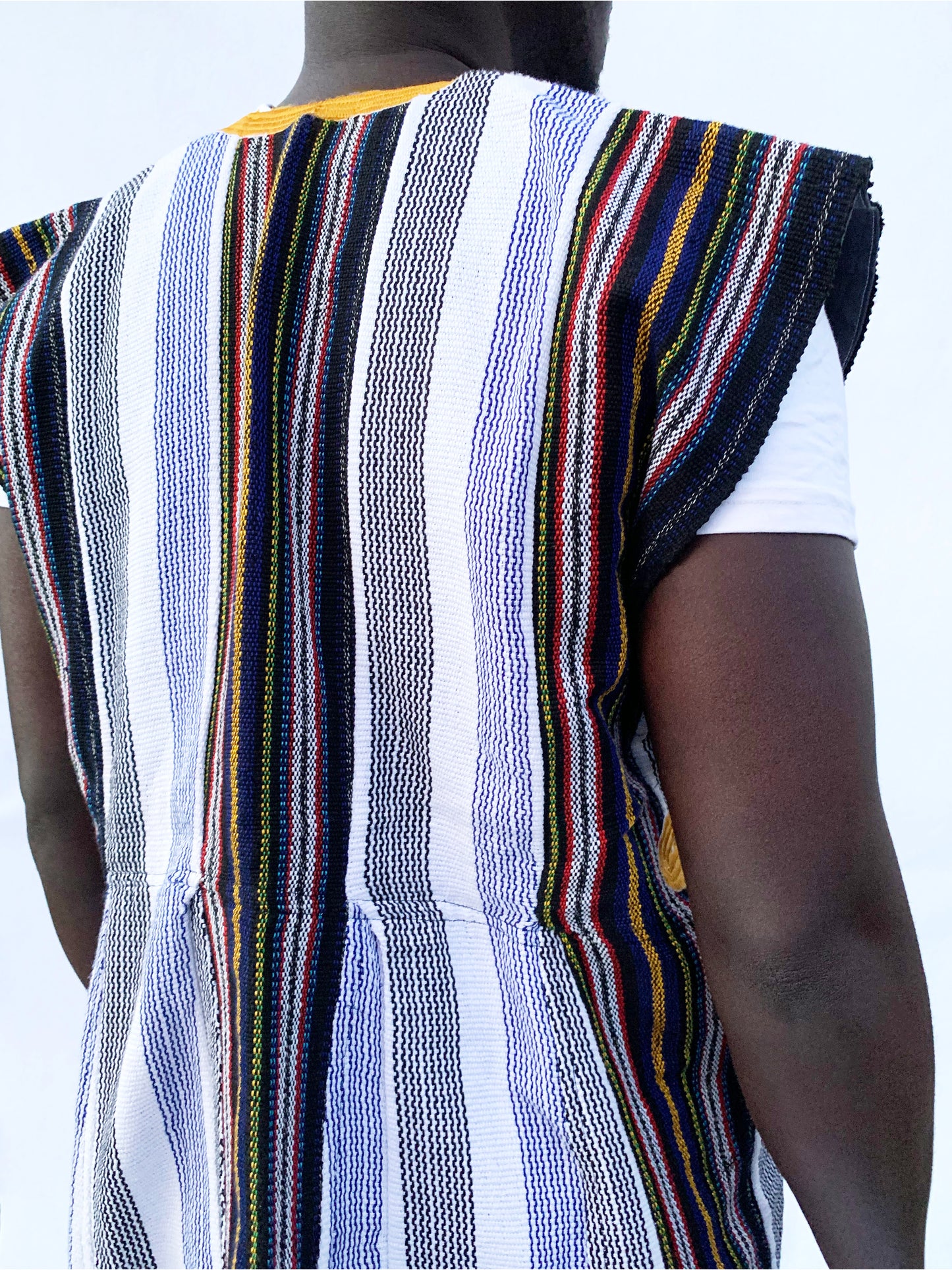 Blouse unisexe tissée à la main - Détail du cou brodé ocre #SMK705