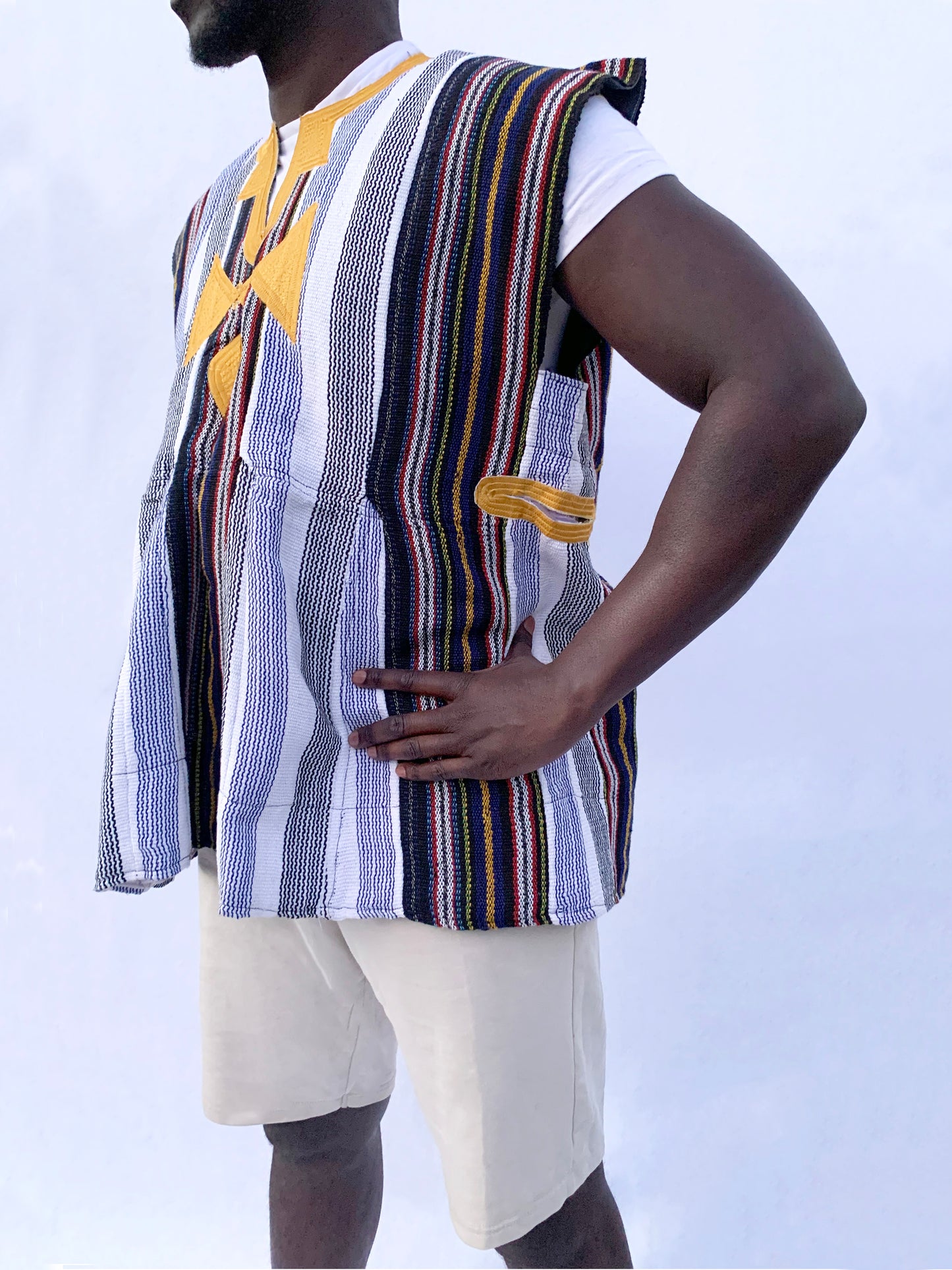 Blouse unisexe tissée à la main - Détail du cou brodé ocre #SMK705
