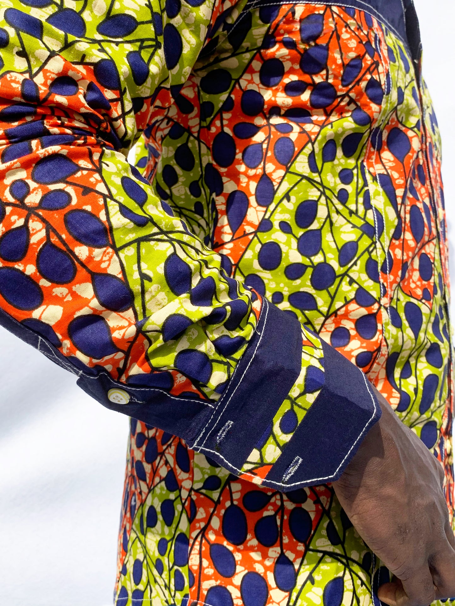 Chemise à manches longues Ankara orange, vert et bleu marine avec poignets à double bouton