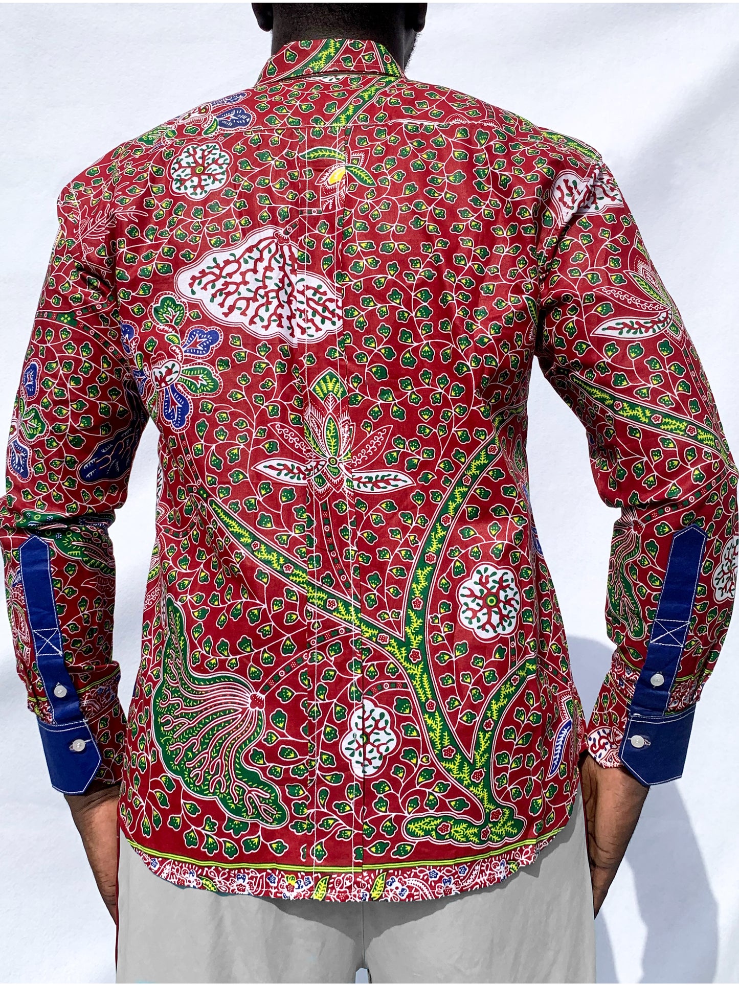 Chemise contrastante marron et bleue avec poche avant et double couture blanche