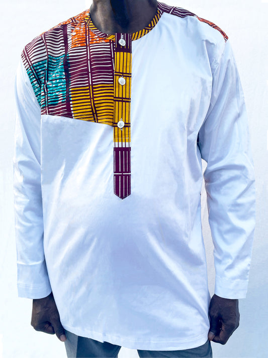 Haut boutonné à col rond blanc combiné avec un motif Ankara multicolore