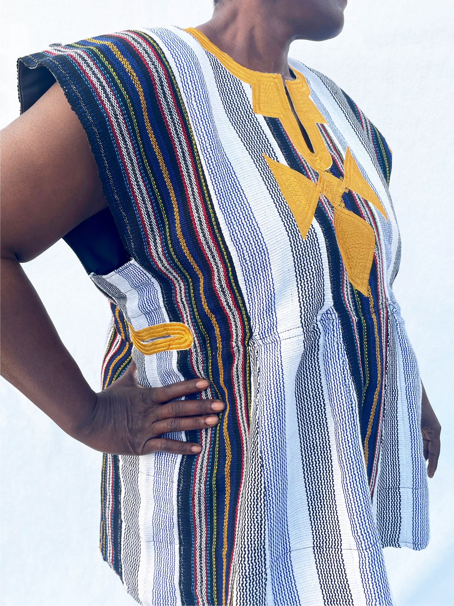 Blouse unisexe tissée à la main - Détail du cou brodé ocre #SMK705